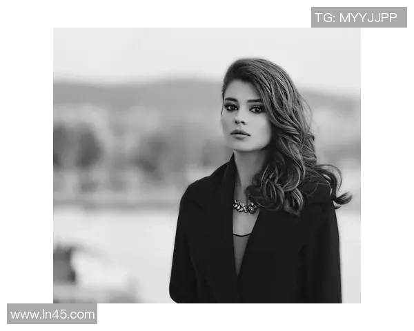 足坛巨星太太团揭秘美貌与实力并存的足球球星老婆们生活写真