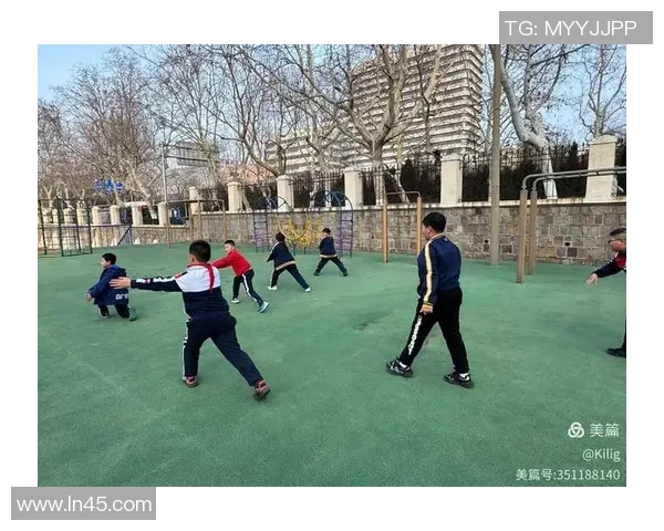 足球小女孩球星形象活力四射展现梦想与力量的青春风采